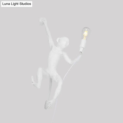 Aplique de pared Art Déco con forma de mono de resina - Elegante lámpara de 1 luz para recibidor