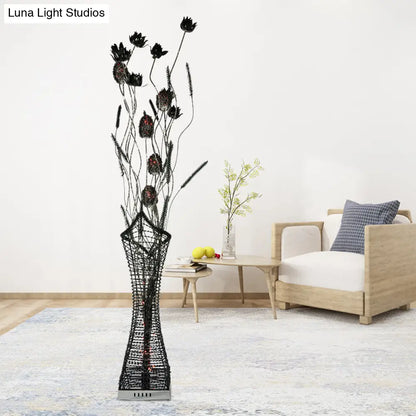 Lámpara de pie LED Art Decor Entwing Branch con base geométrica - Oro/Negro/Rojo