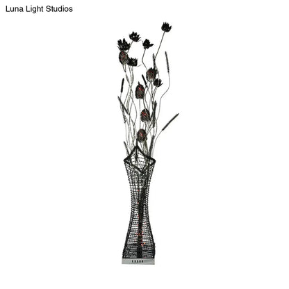 Lámpara de pie LED Art Decor Entwing Branch con base geométrica - Oro/Negro/Rojo