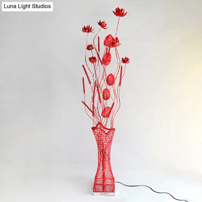 Lámpara de pie LED Art Decor Entwing Branch con base geométrica - Oro/Negro/Rojo