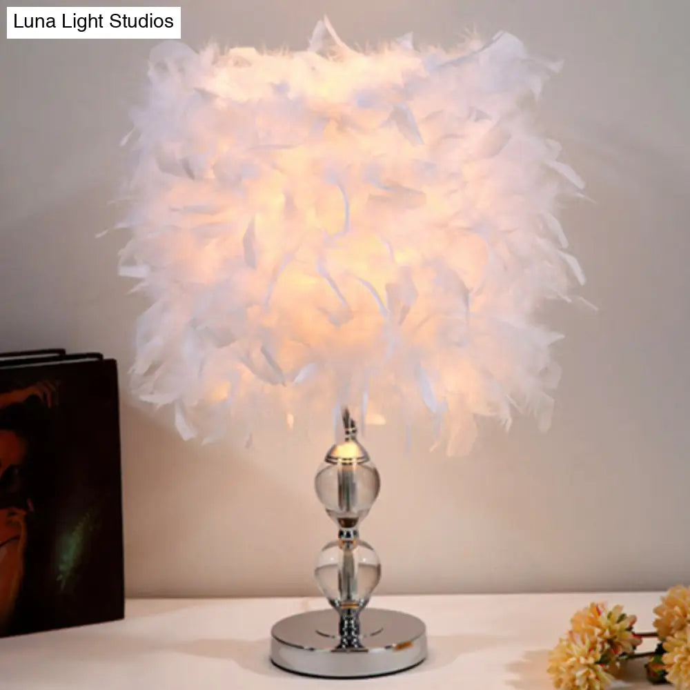 Lámpara de mesa de noche cilíndrica Artistic Feather - Iluminación de mesa de níquel para dormitorio