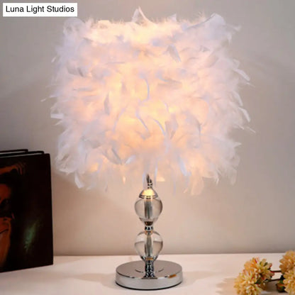 Lámpara de mesa de noche cilíndrica Artistic Feather - Iluminación de mesa de níquel para dormitorio