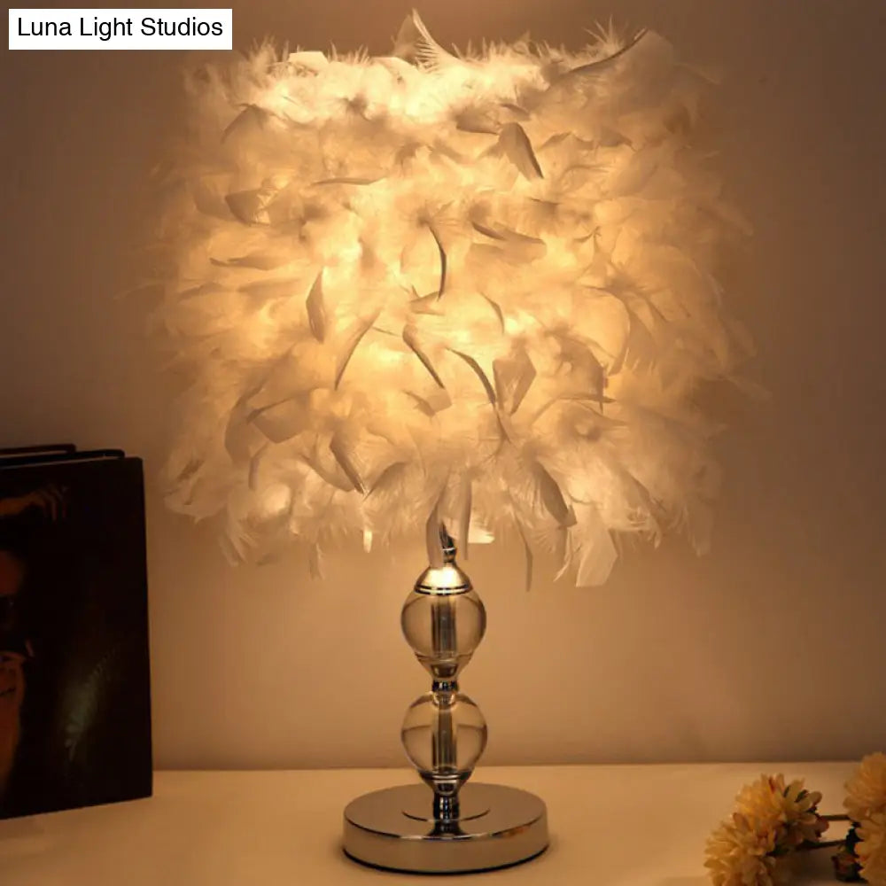 Lámpara de mesa de noche cilíndrica Artistic Feather - Iluminación de mesa de níquel para dormitorio