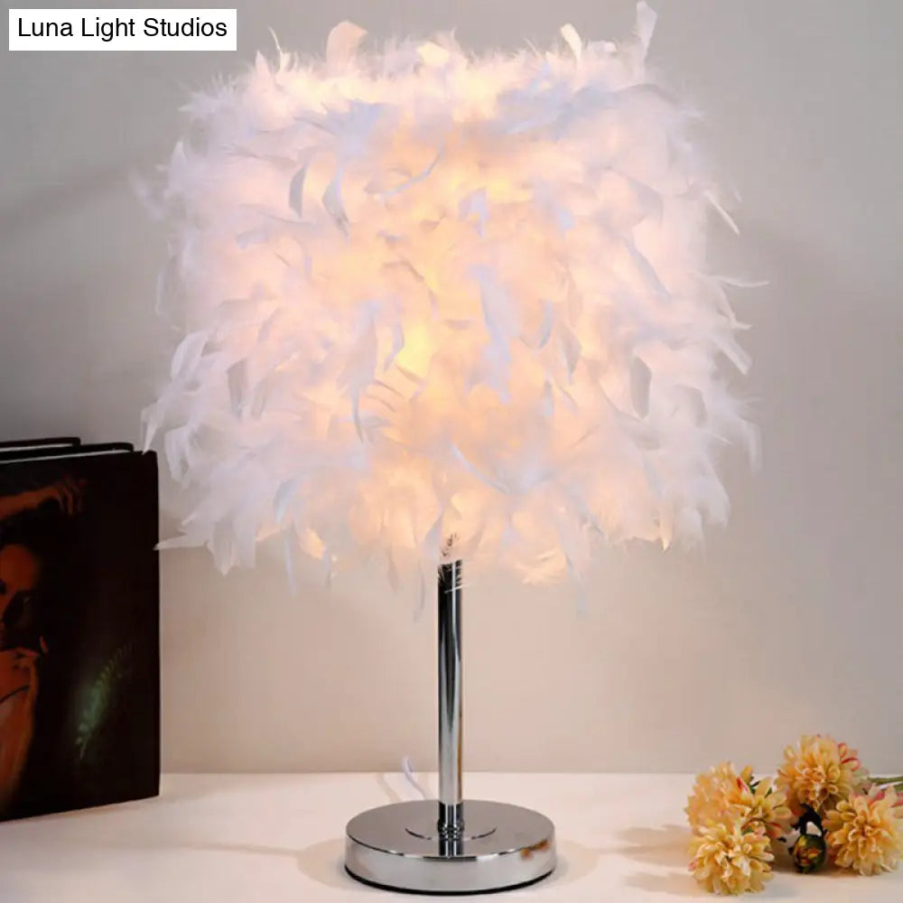 Lámpara de mesa de noche cilíndrica Artistic Feather - Iluminación de mesa de níquel para dormitorio