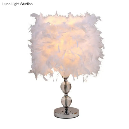 Lámpara de mesa de noche cilíndrica Artistic Feather - Iluminación de mesa de níquel para dormitorio