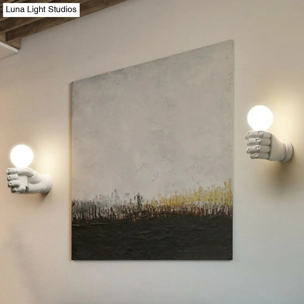 Lámpara de pared artística con forma de puño de resina: Iluminación de pared única con 1 bombilla, perfecta para restaurantes.