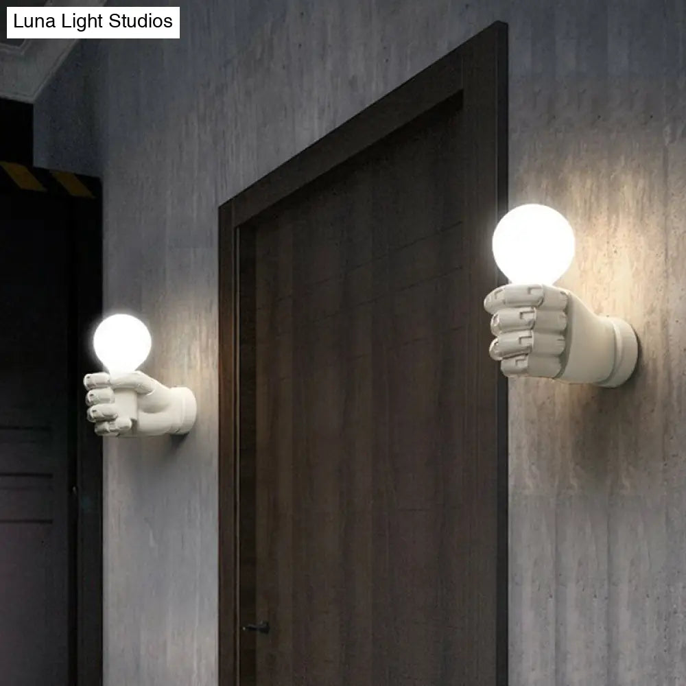 Lámpara de pared artística con forma de puño de resina: Iluminación de pared única con 1 bombilla, perfecta para restaurantes.