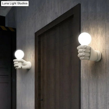Lámpara de pared artística con forma de puño de resina: Iluminación de pared única con 1 bombilla, perfecta para restaurantes.