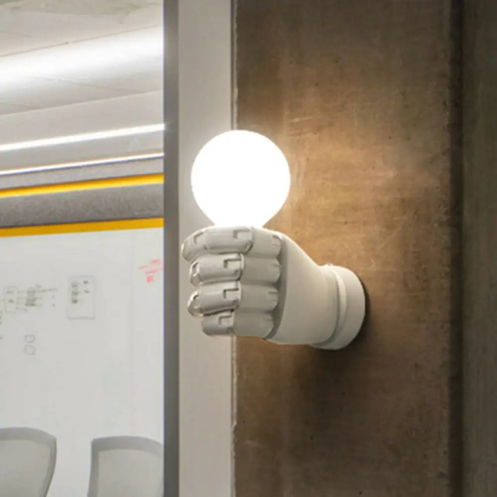Lámpara de pared artística con forma de puño de resina: Iluminación de pared única con 1 bombilla, perfecta para restaurantes.
