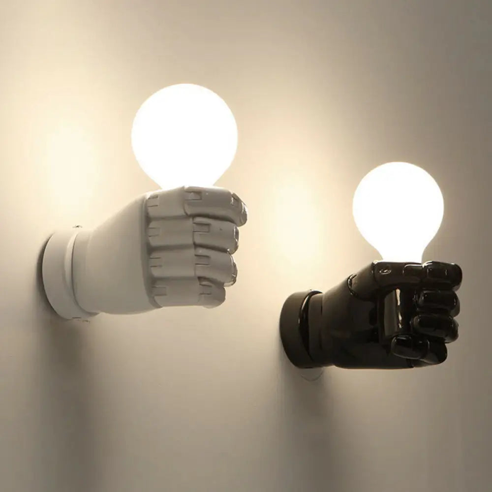 Lámpara de pared artística con forma de puño de resina: Iluminación de pared única con 1 bombilla, perfecta para restaurantes.