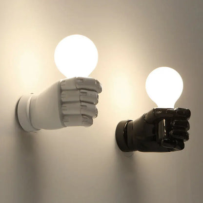 Lámpara de pared artística con forma de puño de resina: Iluminación de pared única con 1 bombilla, perfecta para restaurantes.