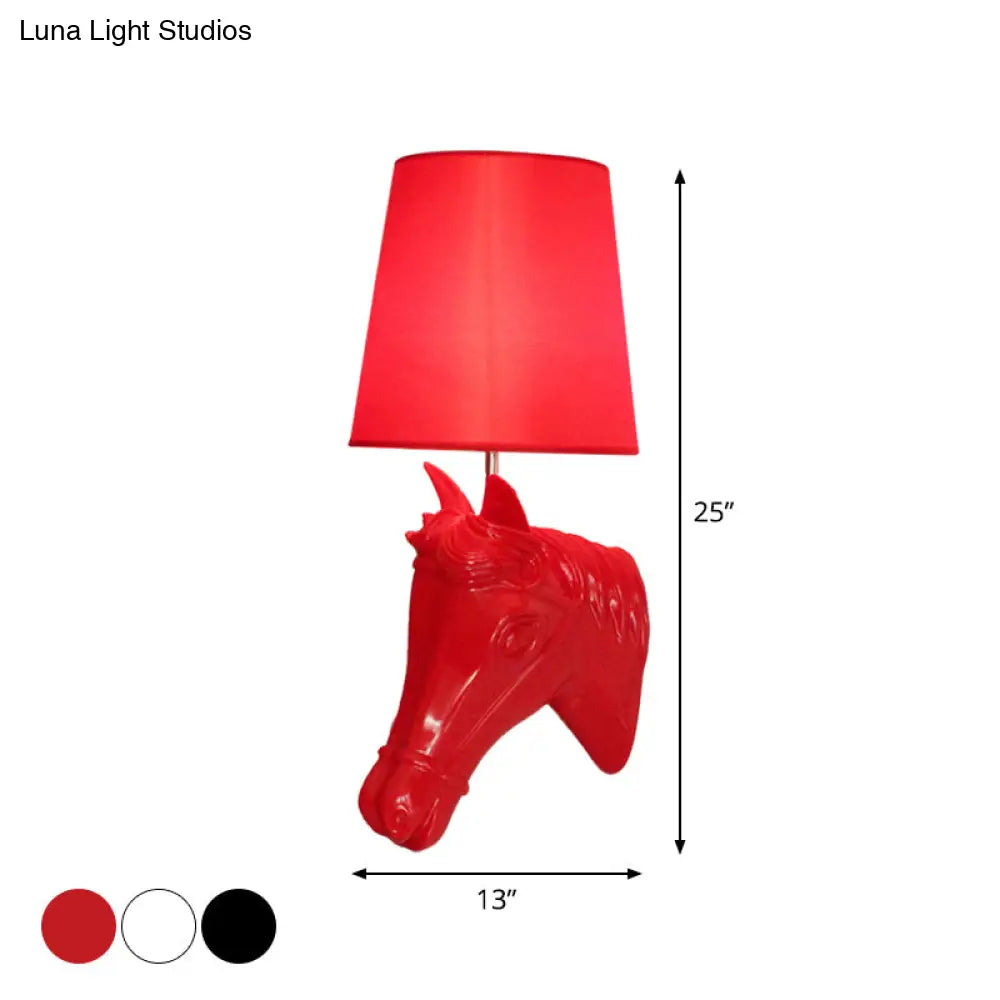Aplique de pared artístico con forma de cabeza de caballo de resina: Lámpara de pared con 1 bombilla y pantalla cónica de tela - Negro/Blanco/Rojo - Decoración para sala de estar
