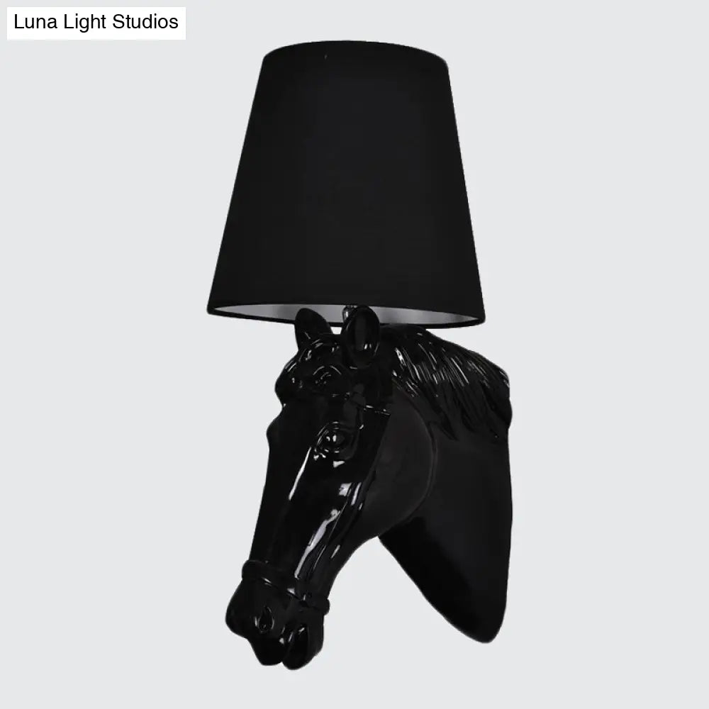 Aplique de pared artístico con forma de cabeza de caballo de resina: Lámpara de pared con 1 bombilla y pantalla cónica de tela - Negro/Blanco/Rojo - Decoración para sala de estar