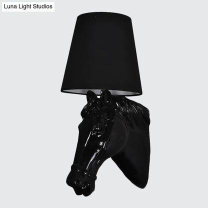 Aplique de pared artístico con forma de cabeza de caballo de resina: Lámpara de pared con 1 bombilla y pantalla cónica de tela - Negro/Blanco/Rojo - Decoración para sala de estar