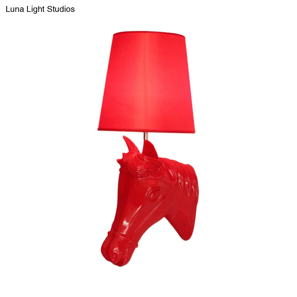 Aplique de pared artístico con forma de cabeza de caballo de resina: Lámpara de pared con 1 bombilla y pantalla cónica de tela - Negro/Blanco/Rojo - Decoración para sala de estar