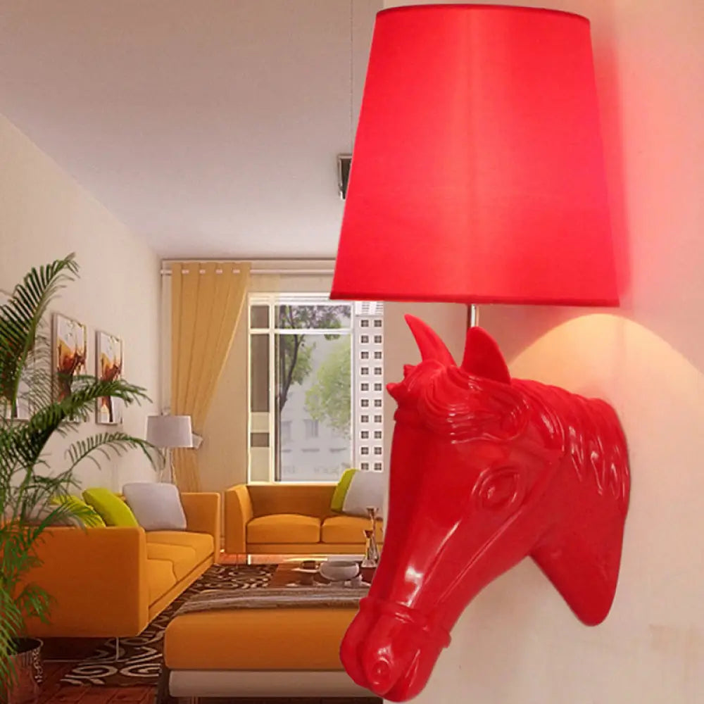 Aplique de pared artístico con forma de cabeza de caballo de resina: Lámpara de pared con 1 bombilla y pantalla cónica de tela - Negro/Blanco/Rojo - Decoración para sala de estar