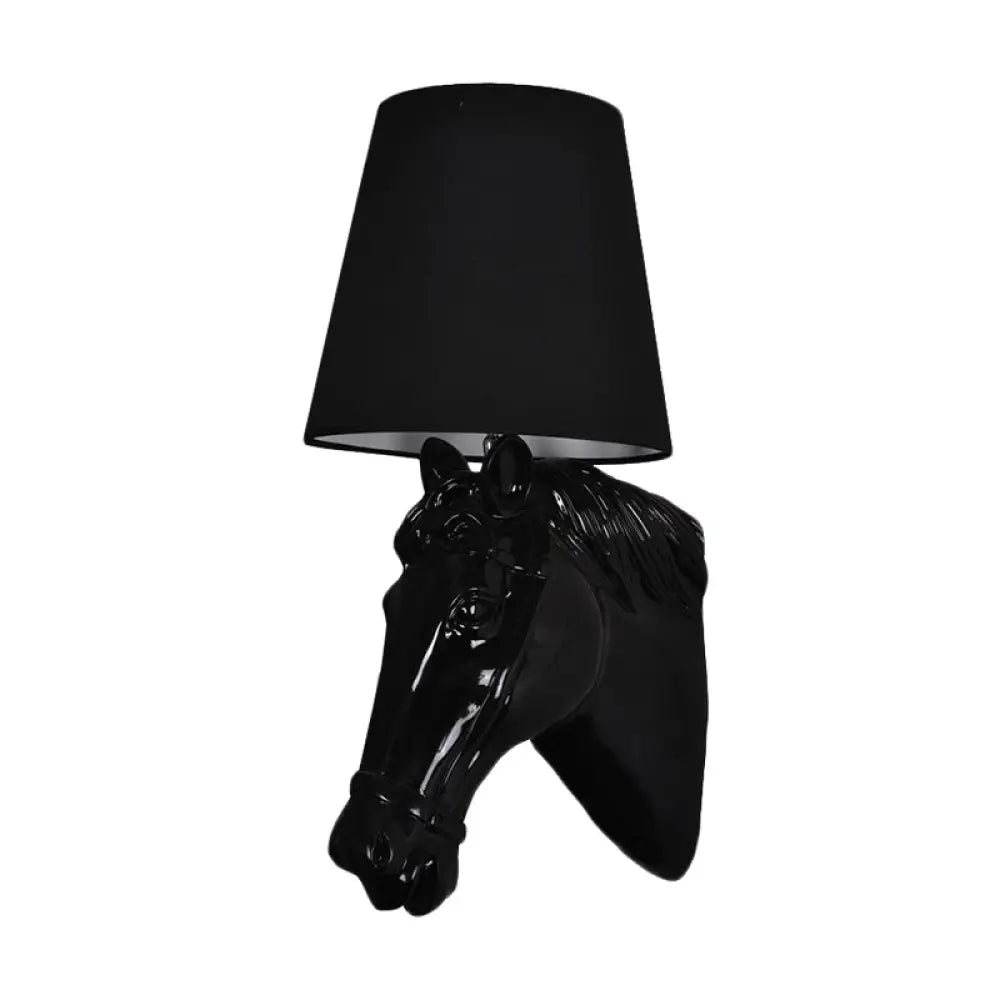 Aplique de pared artístico con forma de cabeza de caballo de resina: Lámpara de pared con 1 bombilla y pantalla cónica de tela - Negro/Blanco/Rojo - Decoración para sala de estar