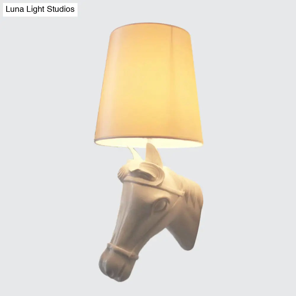 Aplique de pared artístico con forma de cabeza de caballo de resina: Lámpara de pared con 1 bombilla y pantalla cónica de tela - Negro/Blanco/Rojo - Decoración para sala de estar