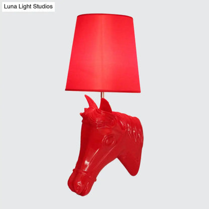 Aplique de pared artístico con forma de cabeza de caballo de resina: Lámpara de pared con 1 bombilla y pantalla cónica de tela - Negro/Blanco/Rojo - Decoración para sala de estar