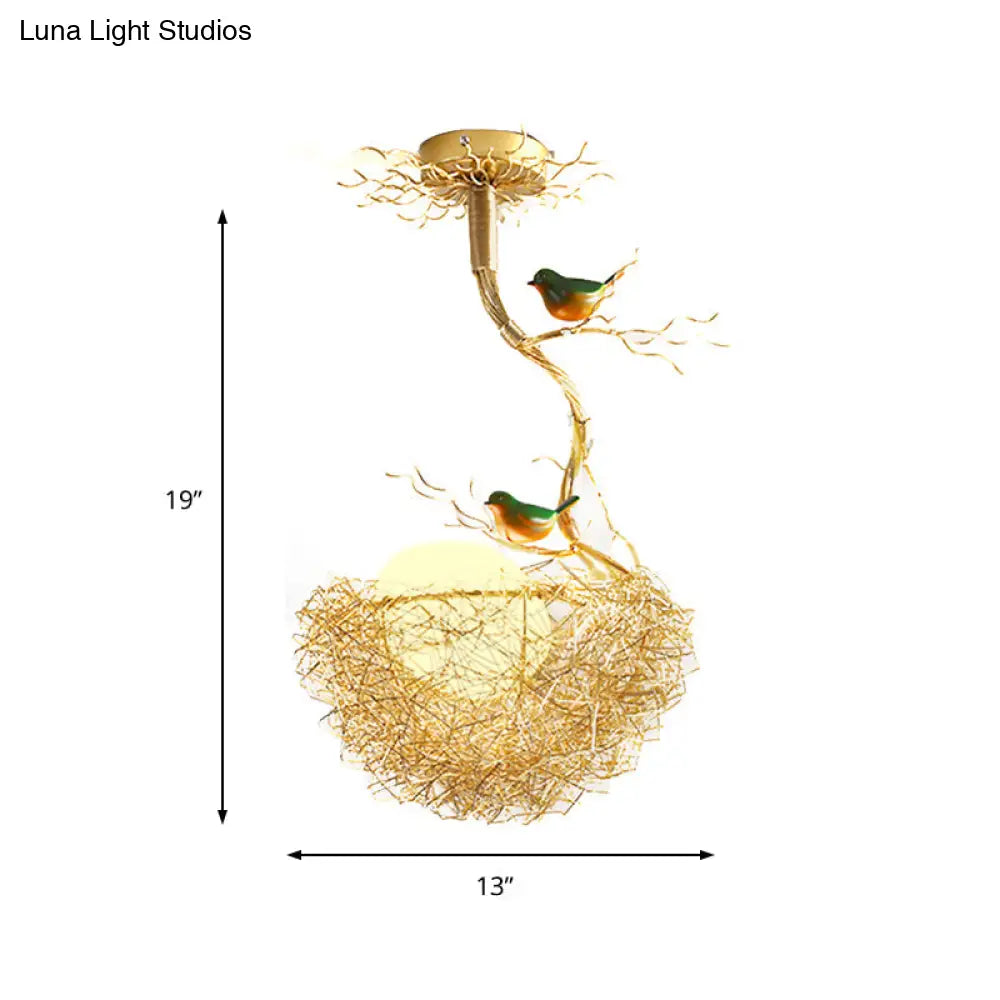 ثريا فنية من DecorBites™ بتصميم كرة زجاجية بيضاء حليبية معلّقة، مزودة بإضاءة ذهبية، و2/3 مصابيح، ومزينة بطيور وعش من الألومنيوم مخيط يدويًا