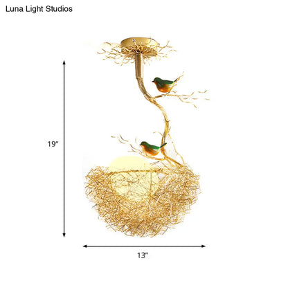 ثريا فنية من DecorBites™ بتصميم كرة زجاجية بيضاء حليبية معلّقة، مزودة بإضاءة ذهبية، و2/3 مصابيح، ومزينة بطيور وعش من الألومنيوم مخيط يدويًا