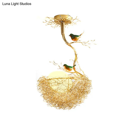 ثريا فنية من DecorBites™ بتصميم كرة زجاجية بيضاء حليبية معلّقة، مزودة بإضاءة ذهبية، و2/3 مصابيح، ومزينة بطيور وعش من الألومنيوم مخيط يدويًا
