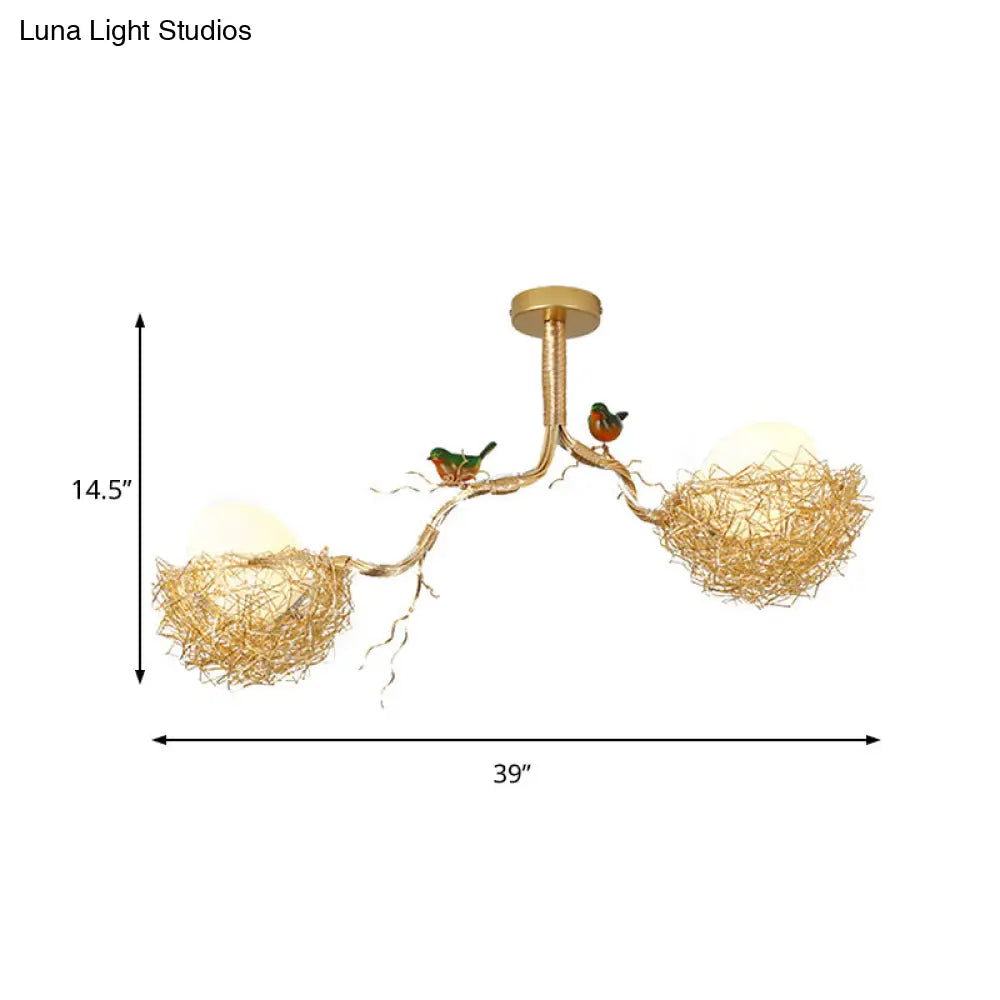 ثريا فنية من DecorBites™ مصنوعة من الزجاج الأبيض الحليبي مع طيور وعش من الألومنيوم مخيط يدويًا - مصباح معلق ذهبي بإضاءة 1/2/3