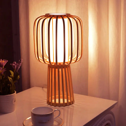 مصباح مكتب خشبي من خشب الخيزران من Asia Drum: مصباح مكتب خشبي مع غطاء داخلي أبيض من ورق البرشمان