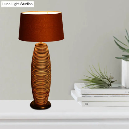 Lámpara de mesa Asia Wood con luz nocturna, forma de capullo de café y pantalla de tela marrón