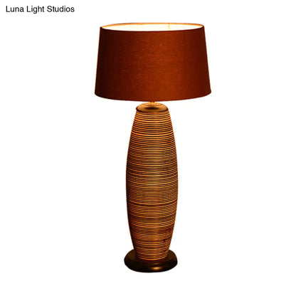 Lámpara de mesa Asia Wood con luz nocturna, forma de capullo de café y pantalla de tela marrón