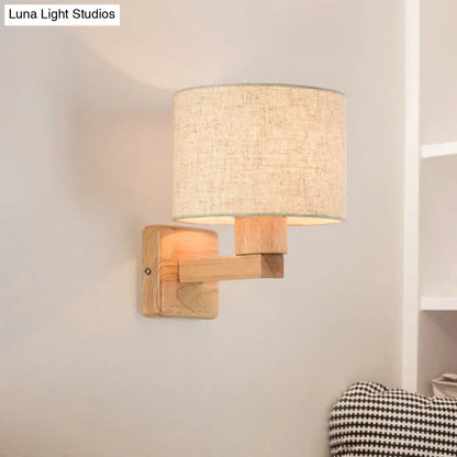 Lámpara de pared de tambor de inspiración asiática con brazo de madera y pantalla de tela, 1 luz, para dormitorio