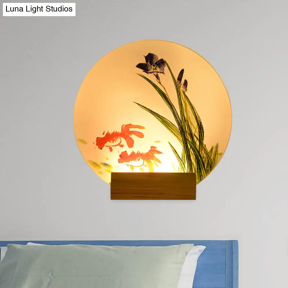 Aplique de pared LED asiático con brazo de madera - Diseño mural de peces dorados/barcos para mesita de noche