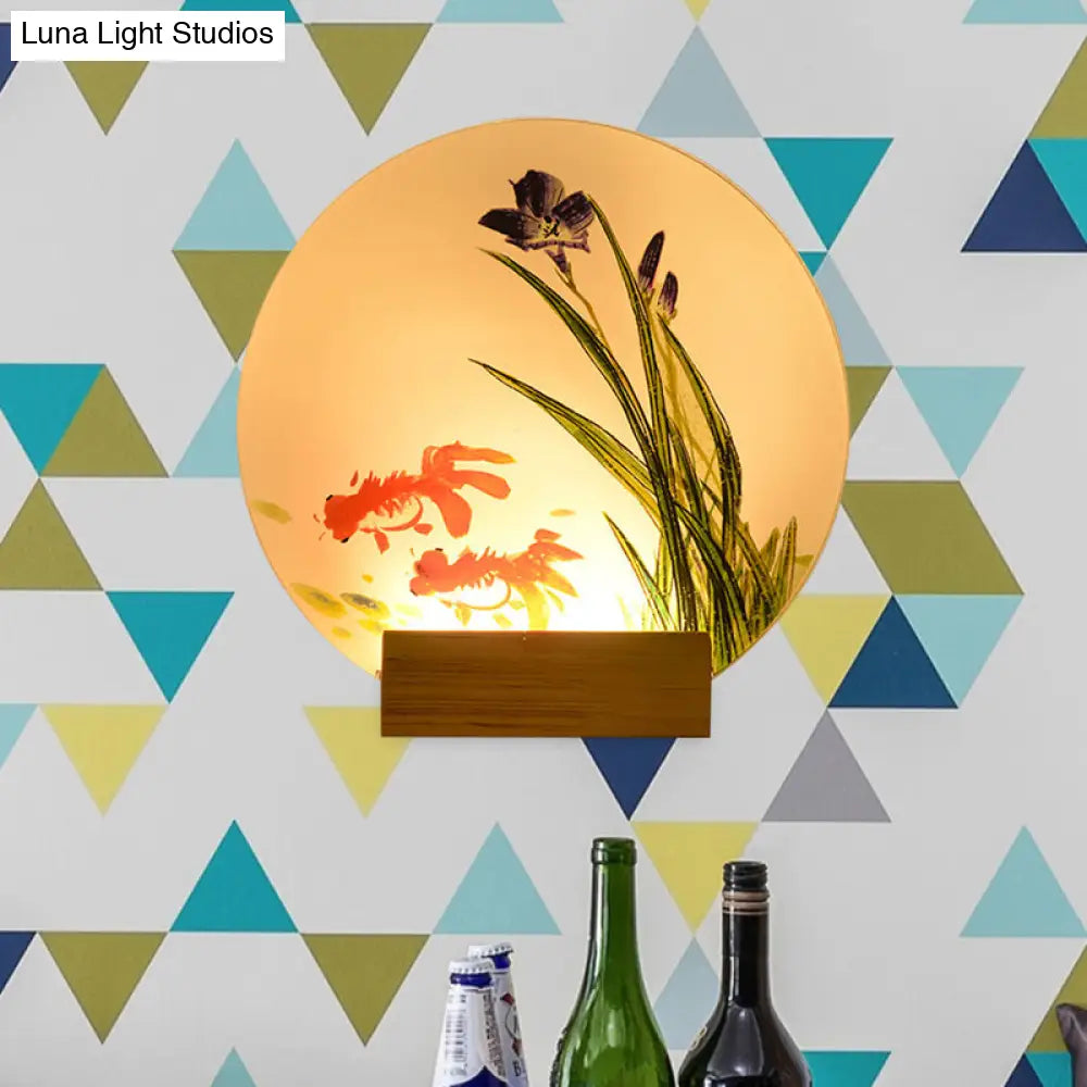 Aplique de pared LED asiático con brazo de madera - Diseño mural de peces dorados/barcos para mesita de noche