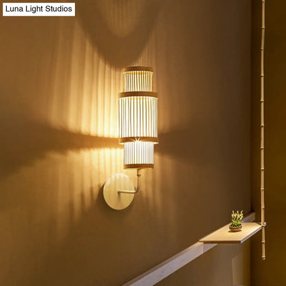 Aplique de pared de bambú de estilo asiático – Lámpara cilíndrica, bombilla individual, iluminación de madera con brazo curvo – Ideal para restaurantes