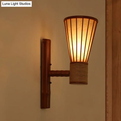 Aplique de pared de bambú de estilo asiático - Aplique de pared con brazo ancho, marrón rojizo, un solo cabezal - Perfecto para dormitorios