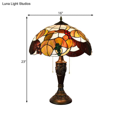 Aubrey - Lámpara de mesa Tiffany de dos cabezales con cadena y diseño de uvas. Lámpara de noche Tiffany de cristal marrón/blanco-marrón.