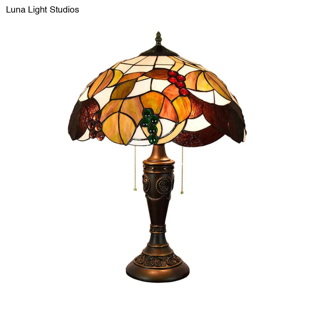Aubrey - Lámpara de mesa Tiffany de dos cabezales con cadena y diseño de uvas. Lámpara de noche Tiffany de cristal marrón/blanco-marrón.