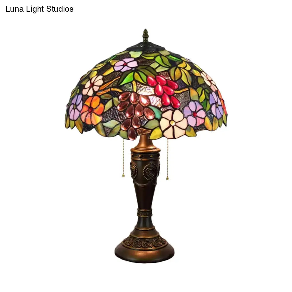 Aubrey - Lámpara de mesa Tiffany de dos cabezales con cadena y diseño de uvas. Lámpara de noche Tiffany de cristal marrón/blanco-marrón.