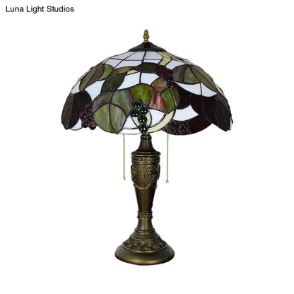 Aubrey - Lámpara de mesa Tiffany de dos cabezales con cadena y diseño de uvas. Lámpara de noche Tiffany de cristal marrón/blanco-marrón.