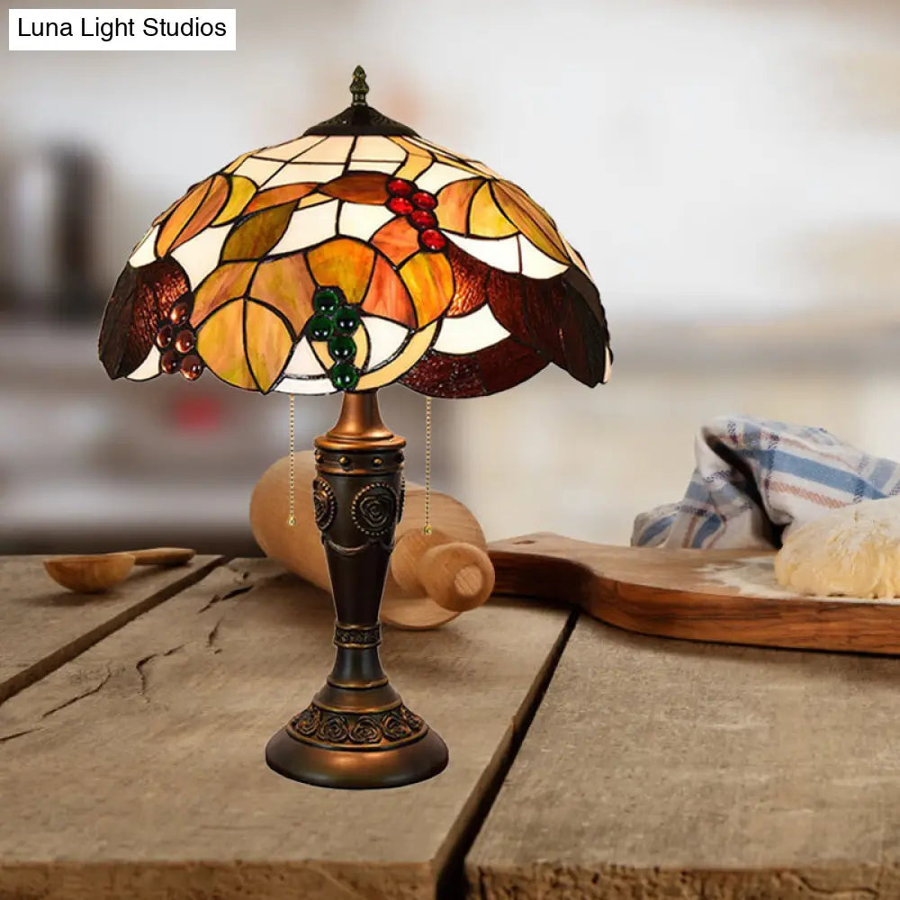 Aubrey - Lámpara de mesa Tiffany de dos cabezales con cadena y diseño de uvas. Lámpara de noche Tiffany de cristal marrón/blanco-marrón.