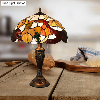 Aubrey - Lámpara de mesa Tiffany de dos cabezales con cadena y diseño de uvas. Lámpara de noche Tiffany de cristal marrón/blanco-marrón.