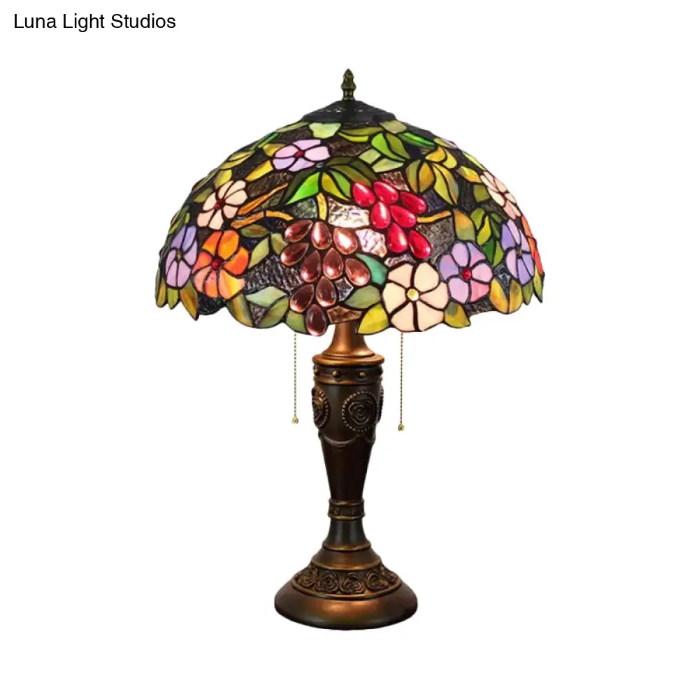 Aubrey - Lámpara de mesa Tiffany de dos cabezales con cadena y diseño de uvas. Lámpara de noche Tiffany de cristal marrón/blanco-marrón.