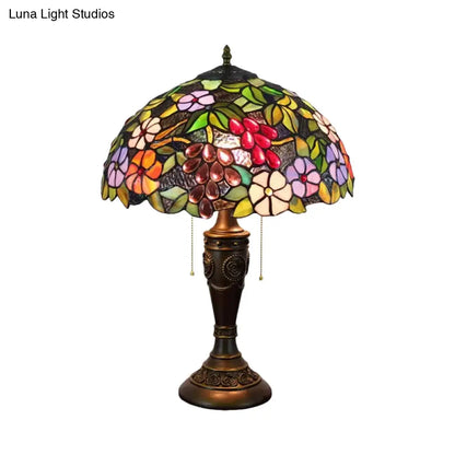 Aubrey - Lámpara de mesa Tiffany de dos cabezales con cadena y diseño de uvas. Lámpara de noche Tiffany de cristal marrón/blanco-marrón.