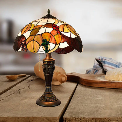 Aubrey - Lámpara de mesa Tiffany de dos cabezales con cadena y diseño de uvas. Lámpara de noche Tiffany de cristal marrón/blanco-marrón.
