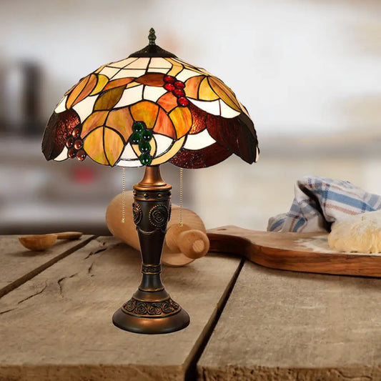 أوبري - مصباح طاولة جانبي من الزجاج تيفاني بني/أبيض-بني بنقشة عنب، مزود بوعاء وسلسلة سحب، برأسين