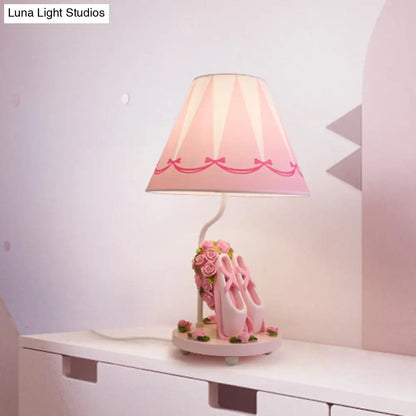 Bailey - Lámpara de noche infantil con forma de zapatillas de ballet, de resina, con pantalla cónica y un cabezal, en color rosa.