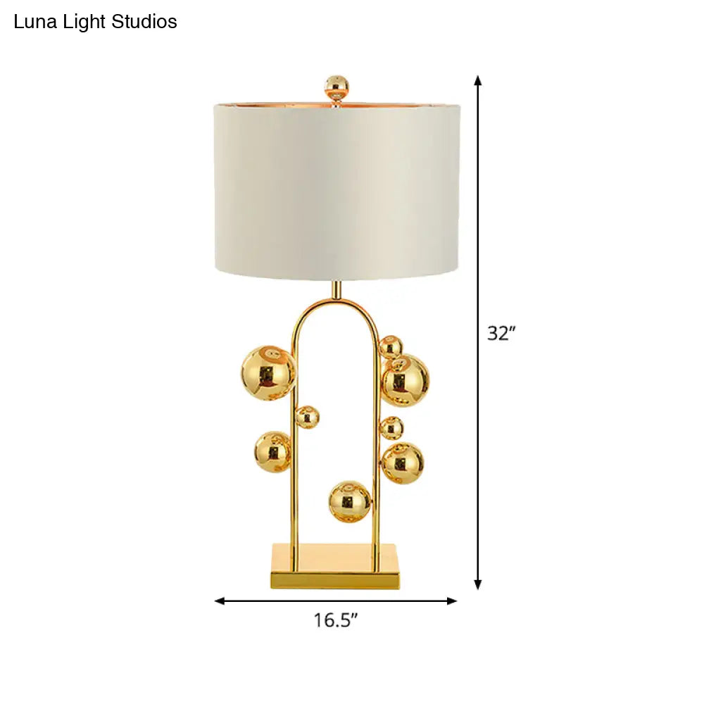 Lámpara de mesa nocturna esférica de metal - Estilo posmoderno, 1 luz | Iluminación de mesilla de noche de tela blanca para sala de estar
