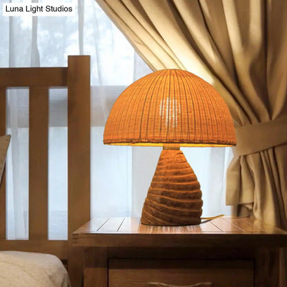 Lámpara de escritorio de bambú - Iluminación de trabajo color beige de estilo asiático con base de madera curvada