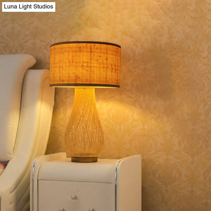 Lámpara de escritorio Bamboo Droplet: Iluminación de trabajo color beige de estilo chino con pantalla cilíndrica de tela
