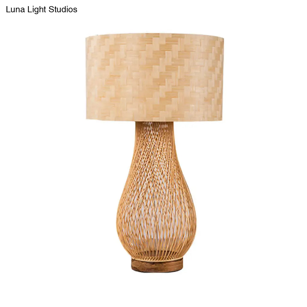 Lámpara de escritorio Bamboo Droplet: Iluminación de trabajo color beige de estilo chino con pantalla cilíndrica de tela